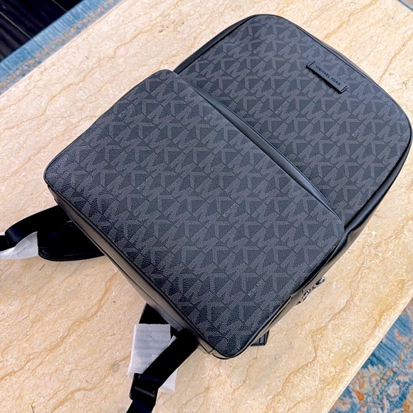 NWT Michael Kors Signature Everett Front Pocket Large Backpack. - Picture 1 of 9